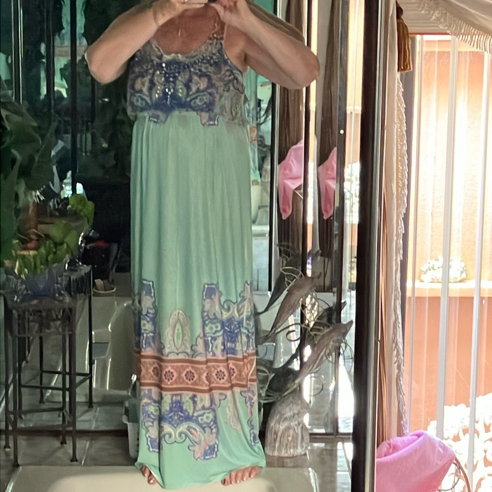Medium sleeveless maxi dress.